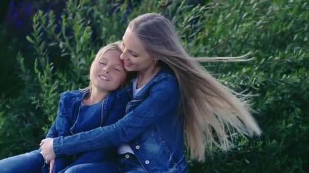 Mamma Och Dotter Blåsigt Väder — Stockvideo