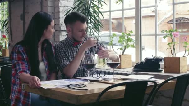 在咖啡馆里的年轻夫妇 — 图库视频影像
