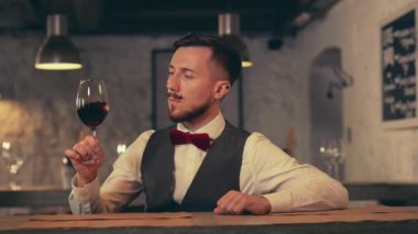 Sommelier şarap bir restoranda ile