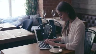 Bilgisayarlı genç kız