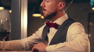 Adam restoranda şarap tadıyor.