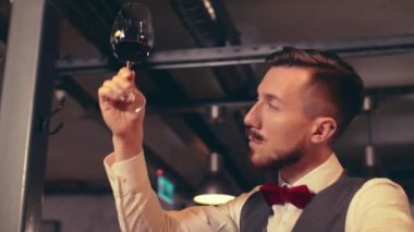 Genç sommelier şarap tadımı