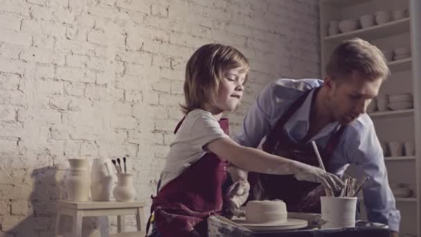 Young Family Pottery — Stock Video