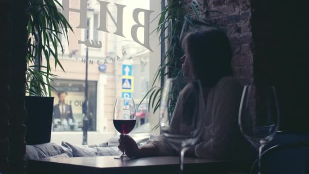 Chica Joven Bebiendo Vino — Vídeos de Stock