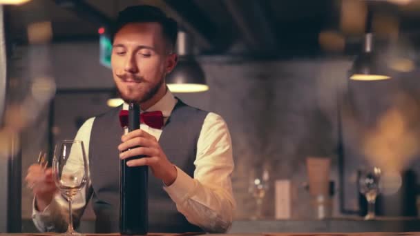Junger Kellner Schenkt Wein Café Ein — Stockvideo