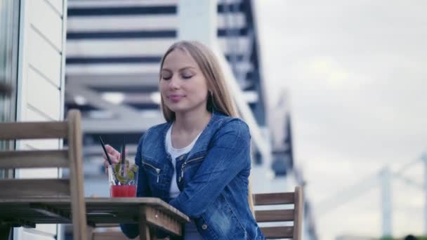 Mère Embrasse Fille Plein Air — Video