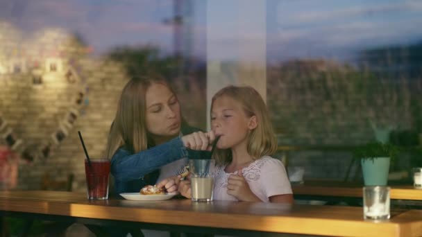 Mutter Und Tochter Einem Café — Stockvideo