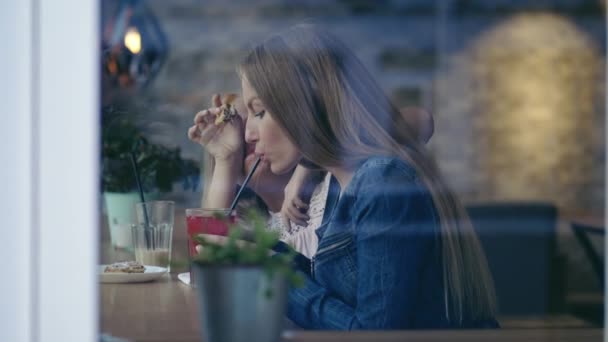 Mère Fille Prennent Petit Déjeuner Dans Café — Video