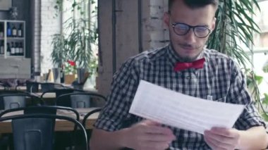 Genç tasarımcı iş başında