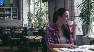 Çekici kız kahve içme