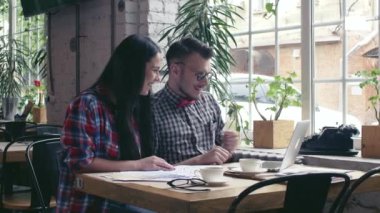 Genç çift online konuşuyor