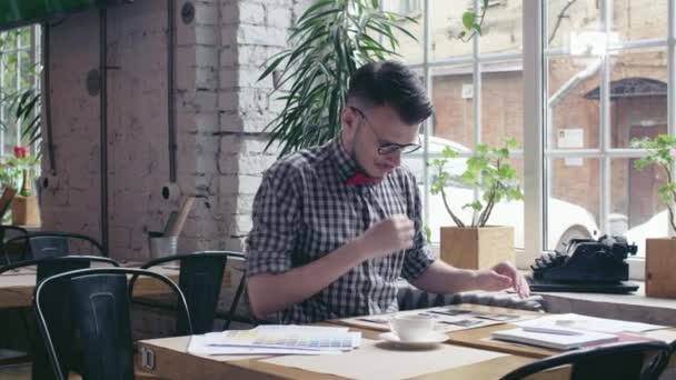 Trabalhando Jovem Hipster Dentro Casa — Vídeo de Stock