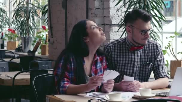 カフェで魅力的な流行に敏感な — ストック動画