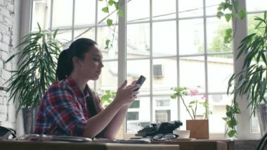 Genç kız selfie yapar