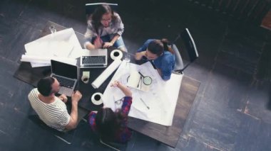 Loft yerde başarılı genç insanlara