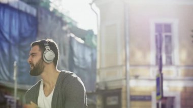 Kulaklıklar ile adam açık havada dans