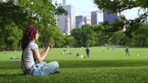 Jong Meisje Doet Selfie Central Park — Stockvideo