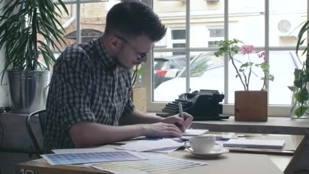 Jonge Ontwerper Aan Het Werk — Stockvideo