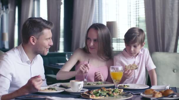 Bir Restoranda Çocuk Ile Aile — Stok video
