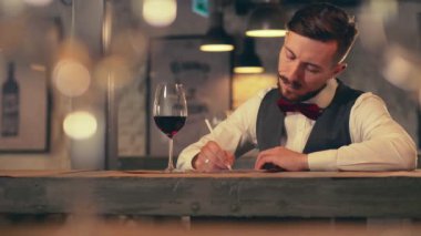 Yazma sommelier bir restoranda
