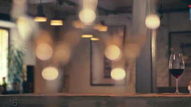 Sommelier şarap bir restoranda tatmak