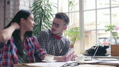 İş yerinde genç Çift