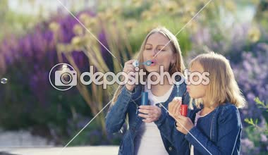 Anne ve kızı sabun köpüğü ile