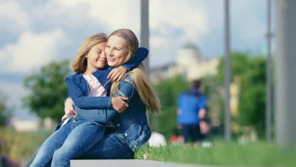 Lycklig Familj Parken — Stockvideo