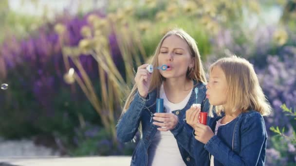 Mutter Und Tochter Mit Seifenblasen — Stockvideo