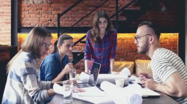 Çatı katında iş toplantısı