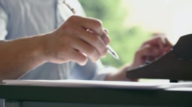 Genç yazar bir roman yazma