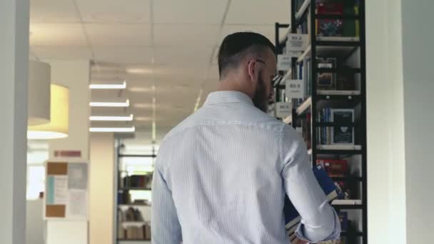 Jonge Man Een Bibliotheek — Stockvideo