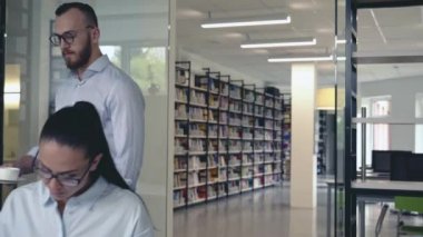 Genç adam iş kadını bir fincan kahve getiriyor.