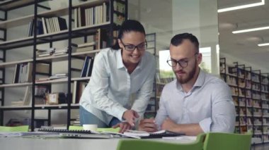 İmza için belgelerle genç sekreteri