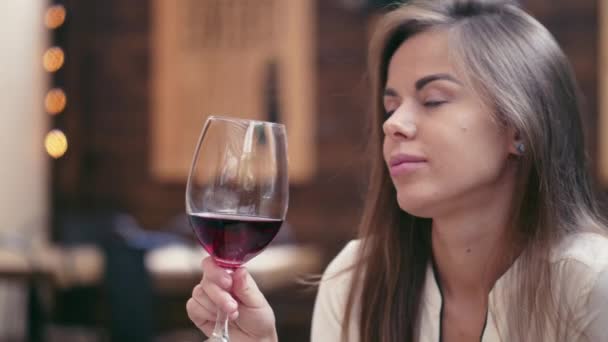 Mooie Vrouw Drinken Van Een Wijn Binnenshuis — Stockvideo