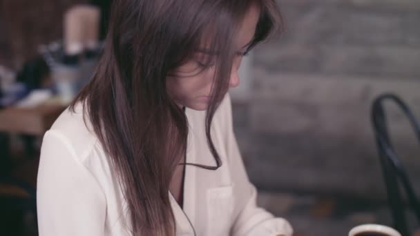 Молодая Девушка Печатает Клавиатуре Ноутбука — стоковое видео