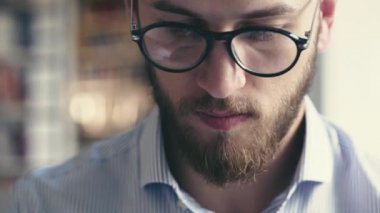 Genç adam closeup yazarak