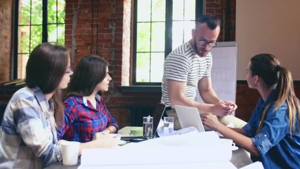 Jóvenes Reunidos Loft — Vídeo de stock