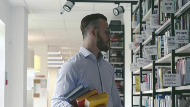 Junger Mann Der Bibliothek — Stockvideo