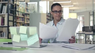 Ofisteki iş kadını.