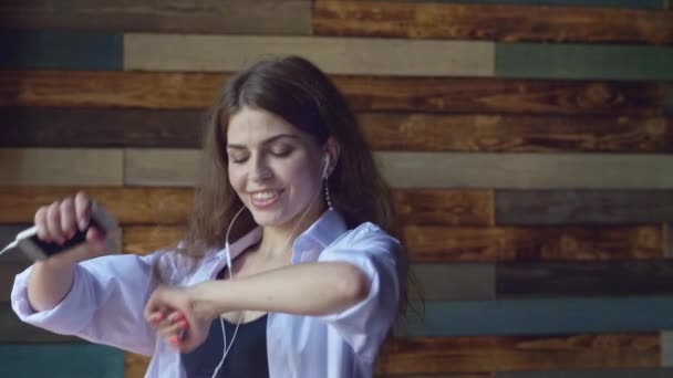 Tersenyum Gadis Muda Dengan Headphone — Stok Video