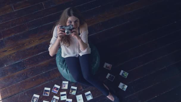 Hermosa Joven Con Una Cámara Retro — Vídeos de Stock