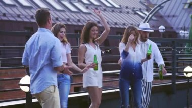 Çatıda dans mutlu gençler
