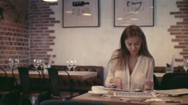 İş yerinde çekici genç kadın