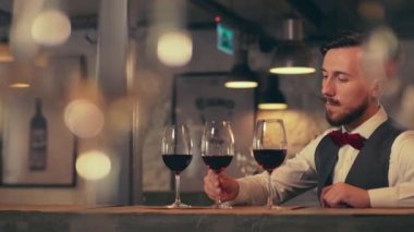 Genç sommelier şarap tadımı