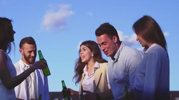 若い人たちが屋外ビールを飲む — ストック動画