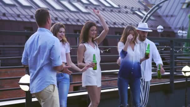 Glückliche Junge Leute Tanzen Auf Dem Dach — Stockvideo