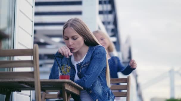 Abrazando Madre Con Hija — Vídeos de Stock