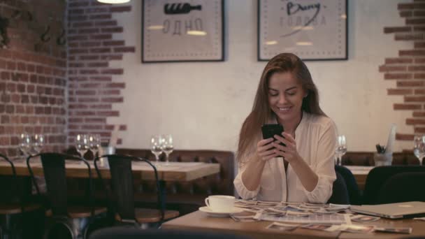 Vacker Kvinna Gör Selfie Inomhus — Stockvideo