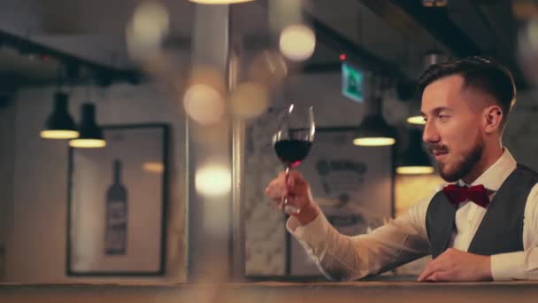 Jeune Homme Avec Verre Vin — Video